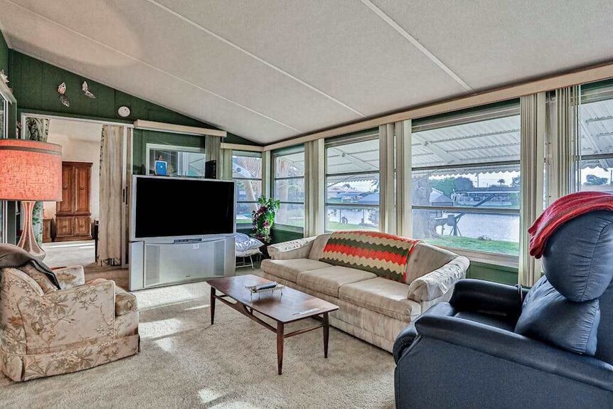 Relax, Work, Or Play In This Retro Waterfront Home With Sunsets & Private Dock - Port Charlotte