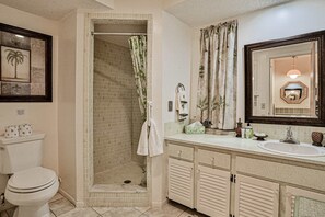 Douche, sèche-cheveux, serviettes fournies