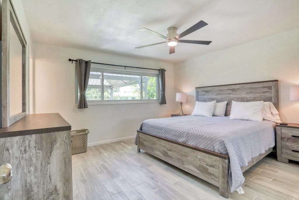 3 habitaciones, tabla de planchar con plancha, internet y ropa de cama 