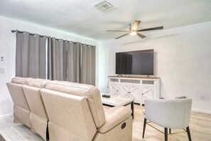 TV, offices - Recharge in Central Port Charlotte | Close to Beach, Golf & Hospital (Port Charlotte)