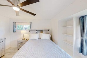 3 bedrooms, iron/ironing board, Internet, bed sheets - Recharge in Central Port Charlotte | Close to Beach, Golf & Hospital (Port Charlotte)