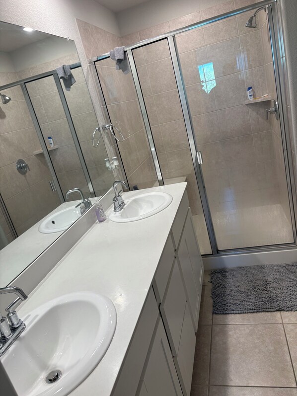 Dusche, Handtücher, Seife, Toilettenpapier