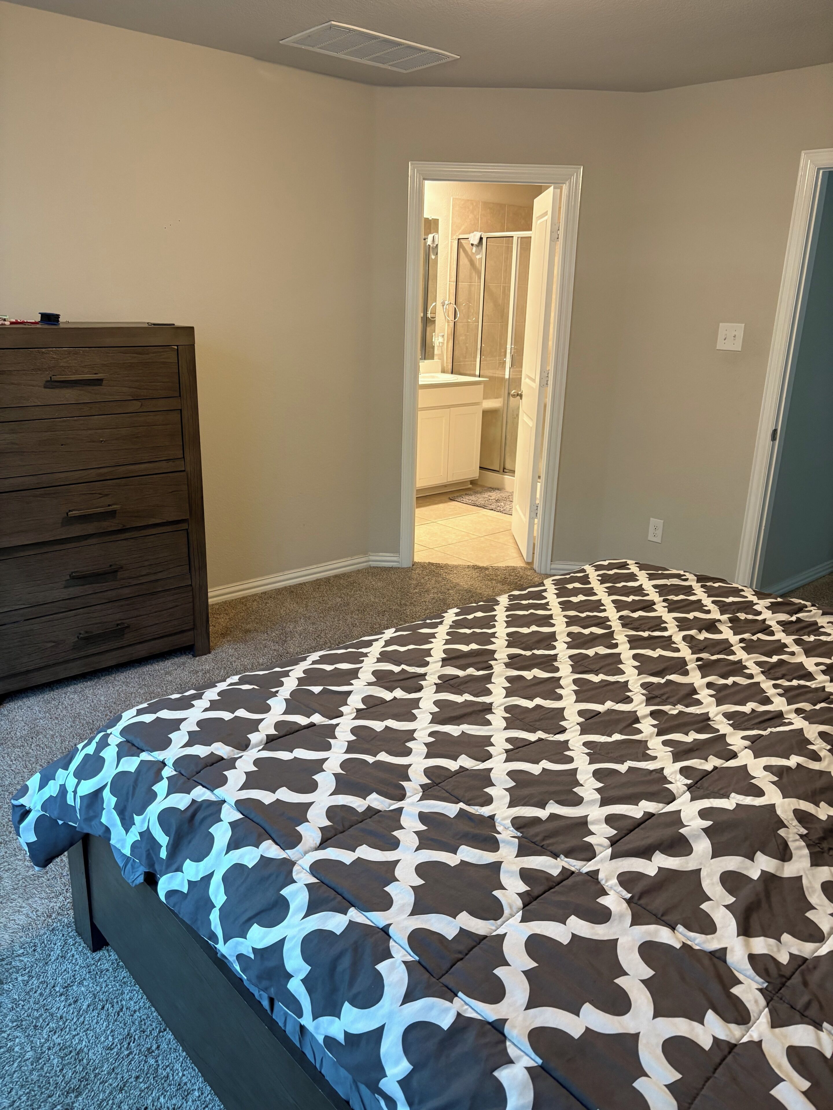 3 bedrooms, iron/ironing board, Internet, bed sheets