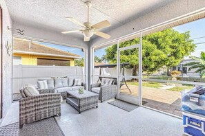 Terrace/patio - A Piece of Paradise | House in Naples with guest suite & enclosed yard (Naples)