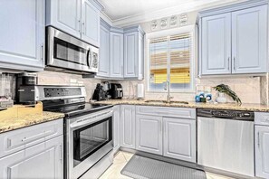 Fridge, microwave, oven, stovetop - A Piece of Paradise | House in Naples with guest suite & enclosed yard (Naples)