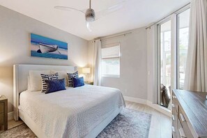 3 bedrooms, iron/ironing board, travel cot, WiFi - Luxurious condo with on-site pool, private extended balcony, & W/D (Naples)