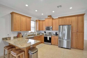 Fridge, microwave, oven, stovetop - Beautiful, single-level home with an amazing pool, lanai, AC, & washer/dryer (Naples)