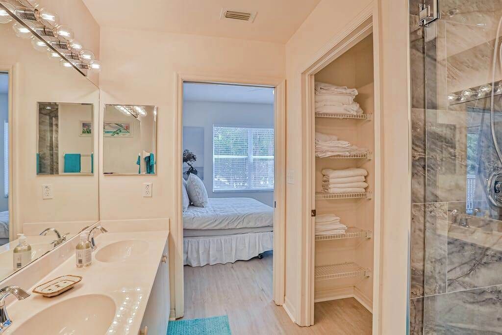 Shower, hair dryer, towels