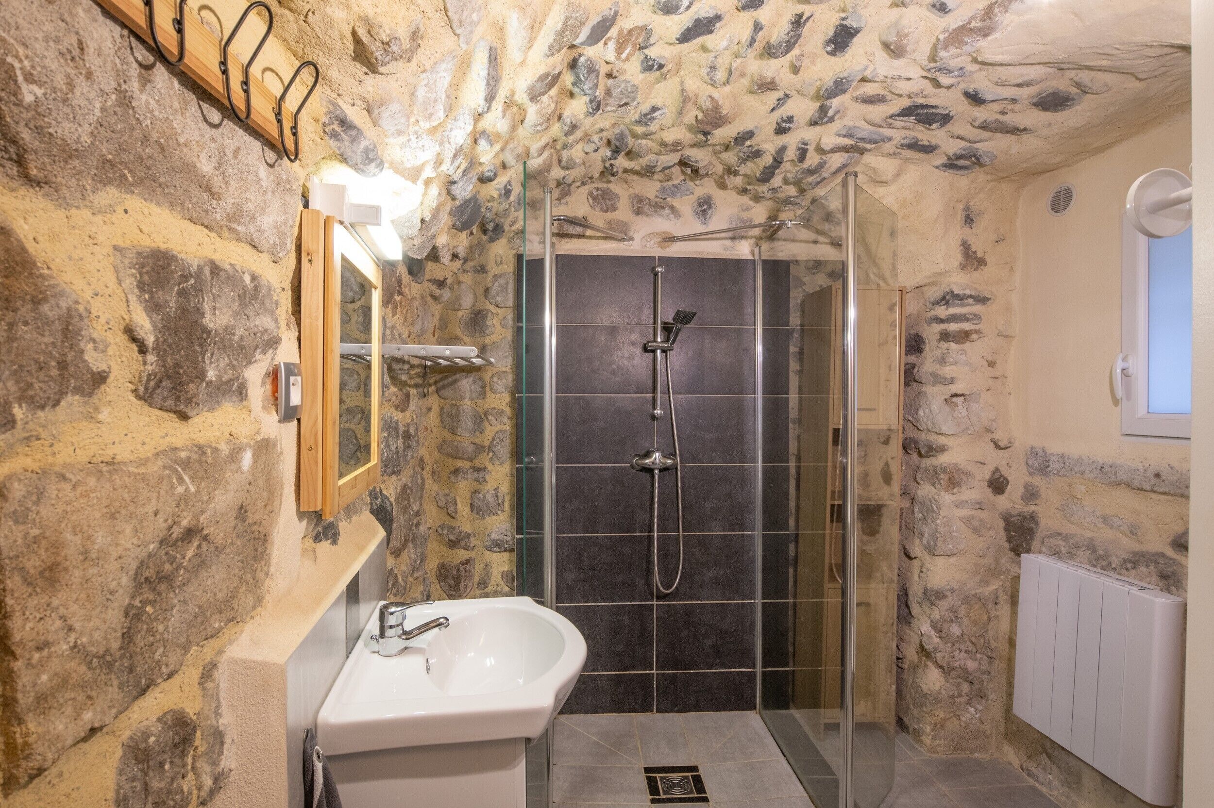 Douche, sèche-cheveux, serviettes fournies