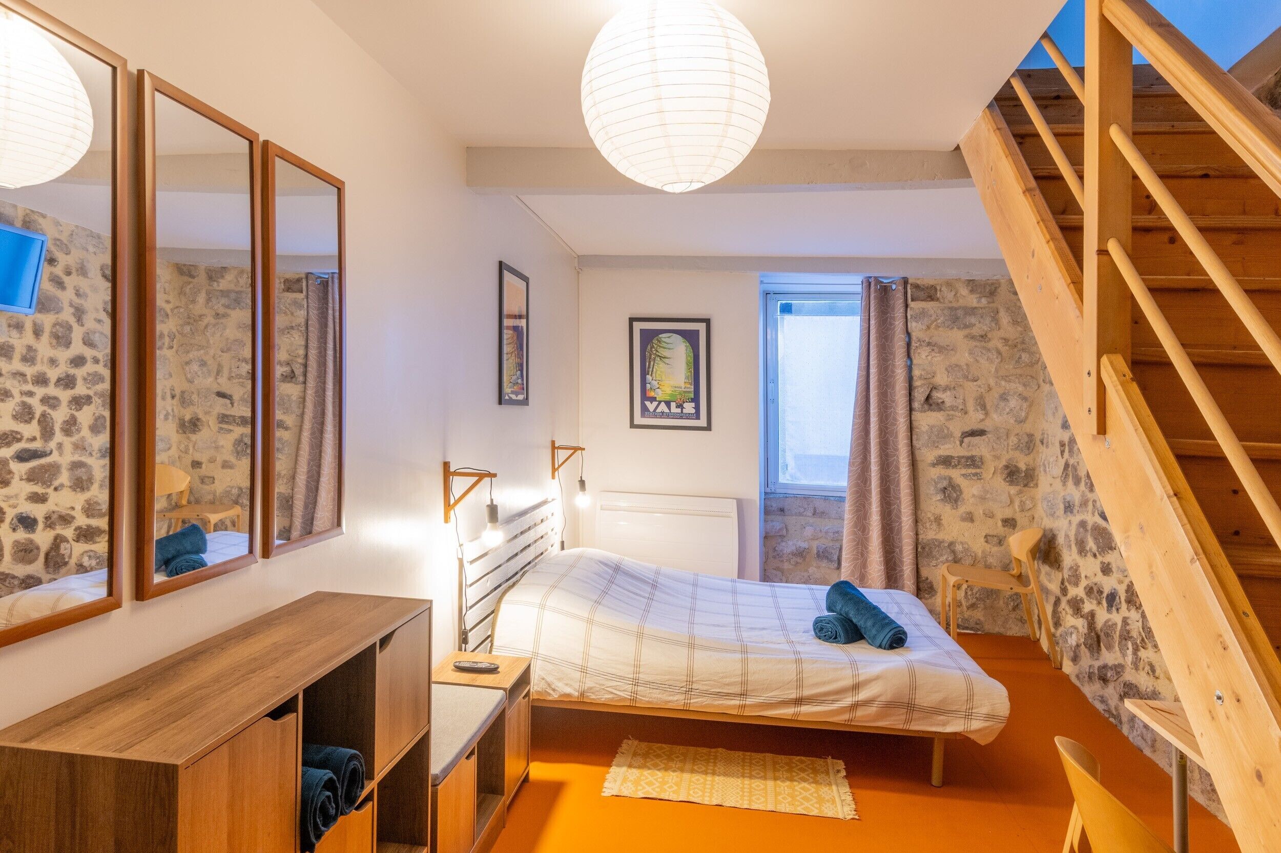 1 chambre, fer et planche à repasser, draps fournis