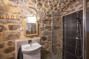 Dusche, Haartrockner, Handtücher