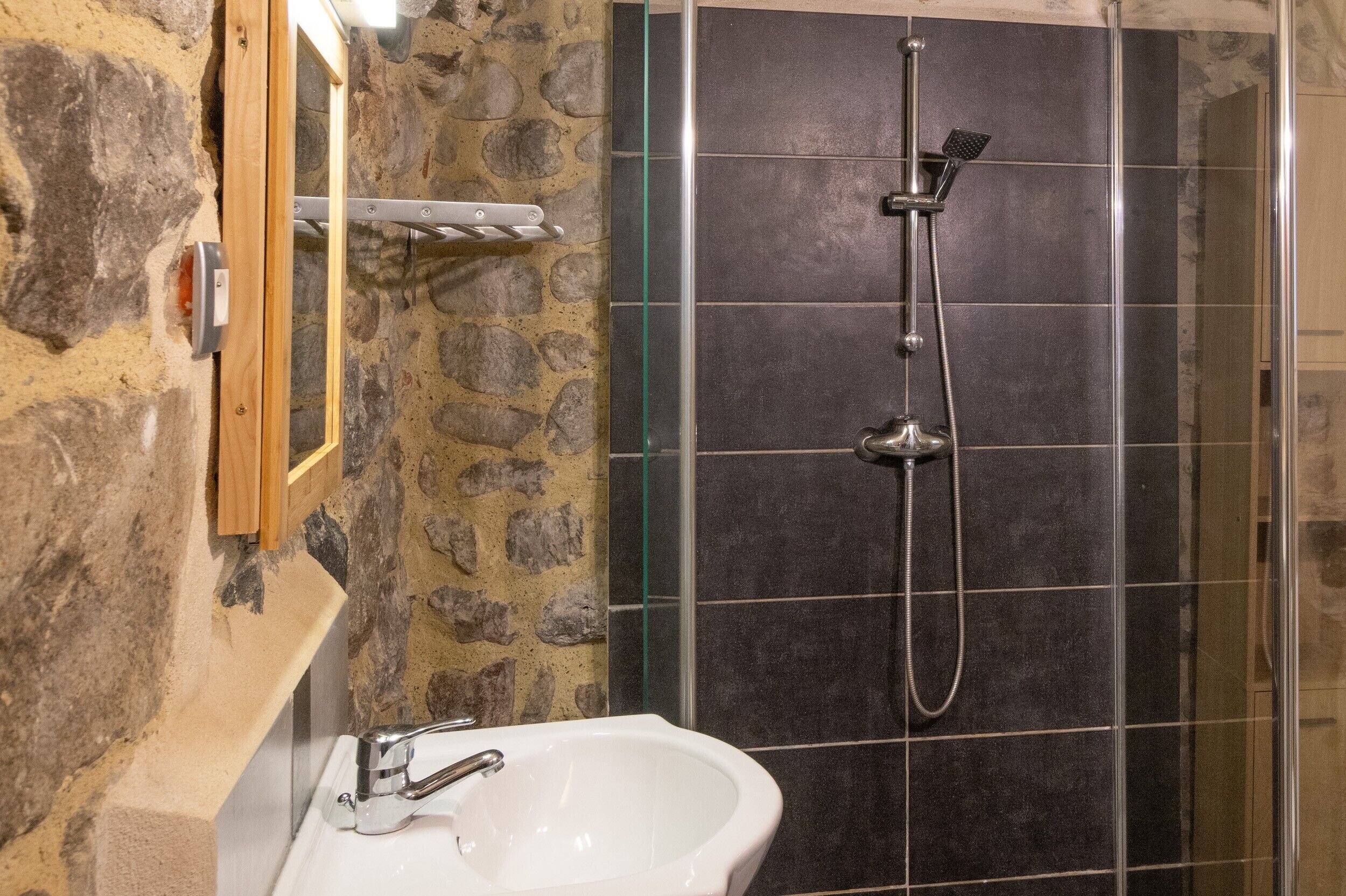 Douche, sèche-cheveux, serviettes fournies