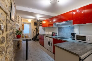 Kühlschrank, Mikrowelle, Ofen, Herdplatte