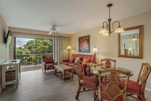 TV, offices - Water view condo with WiFi, screened balcony, pool, tennis, & on-site dining (Naples)