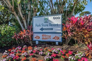 Property grounds - Water view condo with WiFi, screened balcony, pool, tennis, & on-site dining (Naples)