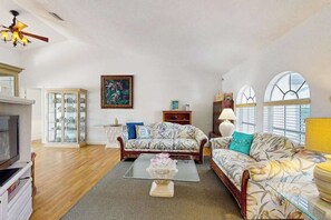TV, offices - Relax, Recharge & Explore. Your Waterfront Getaway Awaits. (Punta Gorda)