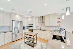 Fridge, microwave, oven, stovetop - Gated Riverfront Condo w/Snowbird Appeal – 30-Day Stay Required (Punta Gorda)