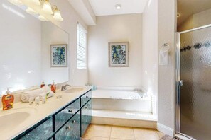 Shower, hair dryer, towels - Dog-Friendly Retreat w/ Heated Pool, Kayaks, Game Room & More! (Punta Gorda)