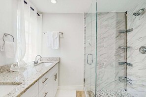 Shower, hair dryer, towels - Relax in Style home screened porch, WiFi, in-unit washer/dryer (Naples)