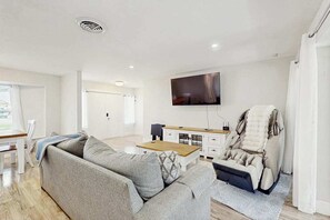 TV, offices - Relax in Style home screened porch, WiFi, in-unit washer/dryer (Naples)