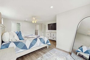3 bedrooms, iron/ironing board, WiFi, bed sheets - Relax in Style home screened porch, WiFi, in-unit washer/dryer (Naples)