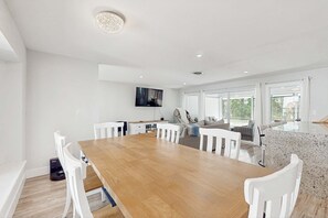 Dining - Relax in Style home screened porch, WiFi, in-unit washer/dryer (Naples)