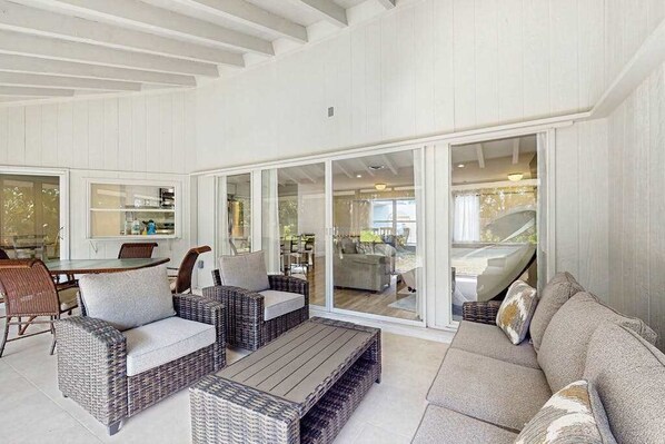 Outdoor dining - Relax in Style home screened porch, WiFi, in-unit washer/dryer (Naples)