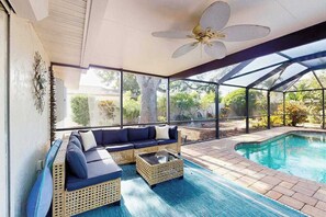 Pool - Contemporary and cozy home with heated pool, central location, close to beaches (Naples)