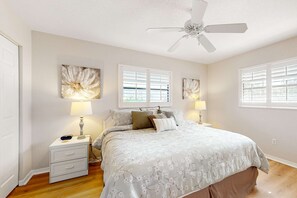 3 bedrooms, iron/ironing board, travel cot, WiFi - Sunny Snowbird Retreat with a Pool, Furnished Lanai, & Prime Corner Lot (Port Charlotte)
