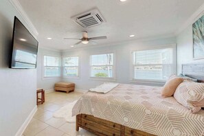 4 bedrooms, desk, iron/ironing board, WiFi - Ultimate Waterfront Getaway with 2 Private Docks, Pool, Free Waterpark Tickets (Port Charlotte)