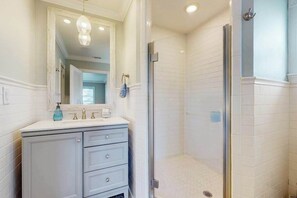 Shower, hair dryer, towels - Ultimate Waterfront Getaway with 2 Private Docks, Pool, Free Waterpark Tickets (Port Charlotte)