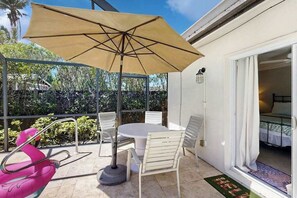 Outdoor dining - Gorgeous coastal home, dog-friendly and private pool (Naples)