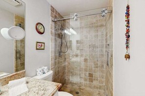 Douche, sèche-cheveux, serviettes fournies