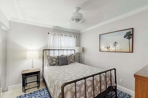 3 bedrooms, iron/ironing board, WiFi, bed sheets - Gorgeous coastal home, dog-friendly and private pool (Naples)