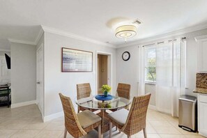 Dining - Gorgeous coastal home, dog-friendly and private pool (Naples)