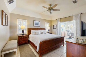 3 bedrooms, iron/ironing board, WiFi, bed sheets - Waterfront home with private, heated pool, dock, and lanai (Cape Coral)
