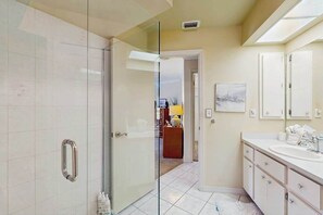 Shower, hair dryer, towels - Coastal home with private pool, lanai, and washer & dryer (Cape Coral)