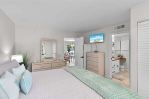1 bedroom, iron/ironing board, WiFi, bed sheets - Water view condo with shared pool, panoramic balcony views, and WIFI (Marco Island)