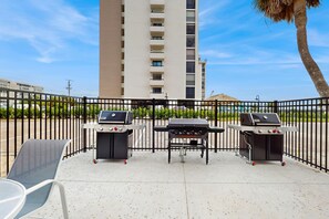 Terrace/patio - Beachfront condo with screened balcony, community pool, and internet (Fort Myers Beach)