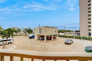 Property grounds - Beachfront condo with screened balcony, community pool, and internet (Fort Myers Beach)