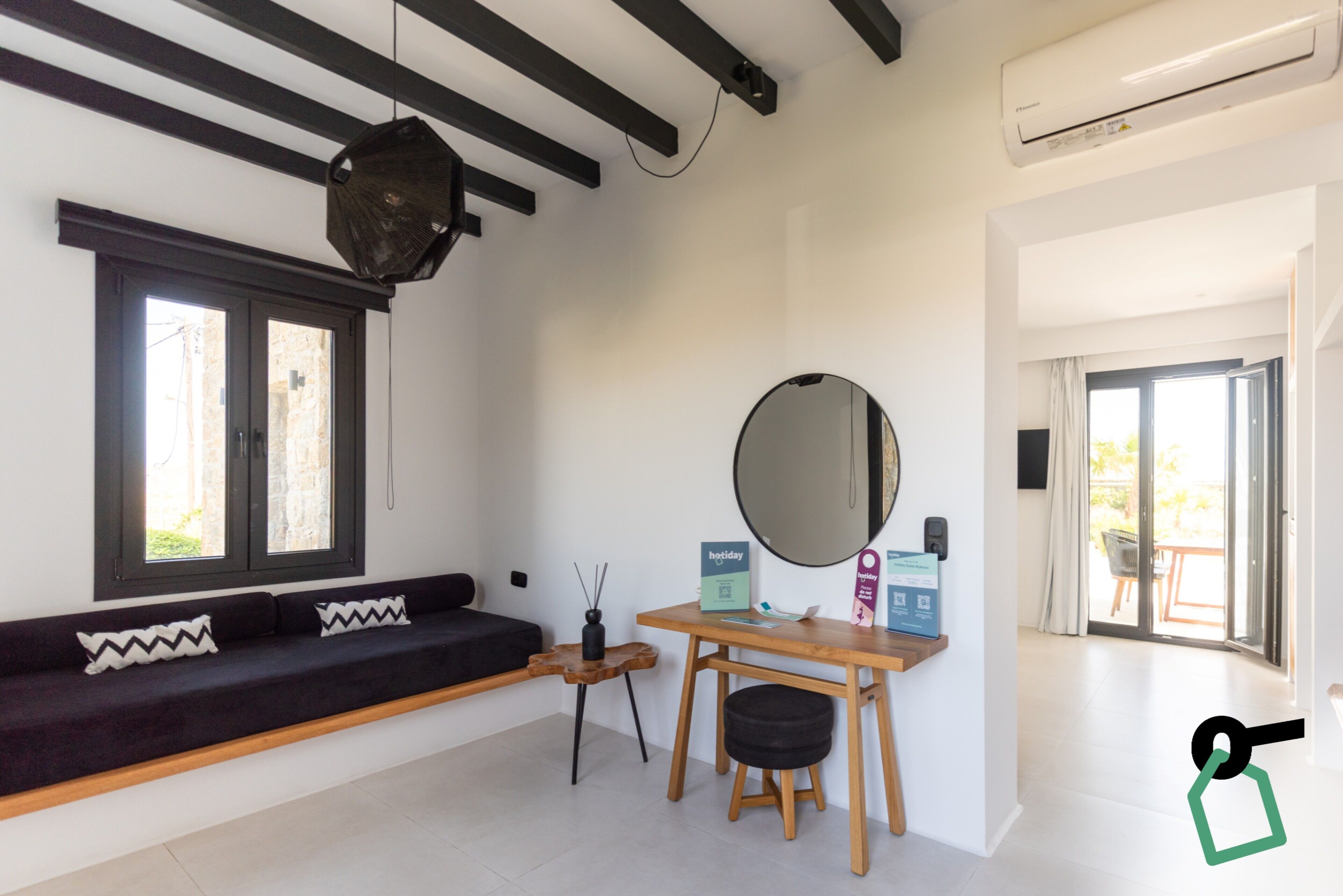 Deluxe Suite | Living area