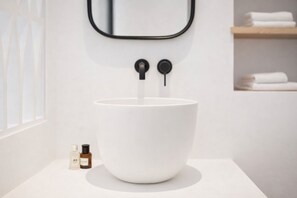 Ducha, secador de pelo, toallas, papel higiénico