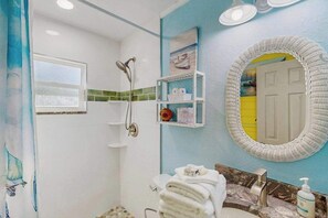 Shower, hair dryer, towels - Ground floor, dog-friendly home with access to beautiful Gulf beaches and trails (Sanibel)