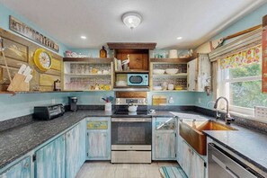Fridge, microwave, oven, stovetop - Ground floor, dog-friendly home with access to beautiful Gulf beaches and trails (Sanibel)