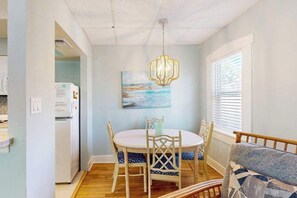 Dining - Dog-friendly duplex with outdoor living - walk to beach & downtown (Venice)