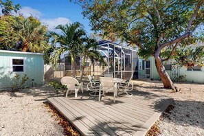 Outdoor dining - Dog-friendly duplex with outdoor living - walk to beach & downtown (Venice)
