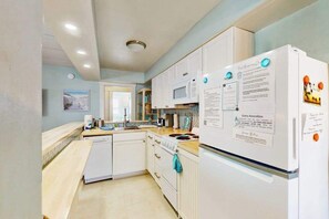 Fridge, microwave, oven, stovetop - Dog-friendly duplex with outdoor living - walk to beach & downtown (Venice)