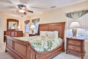 3 bedrooms, Internet, bed sheets - Dog-friendly home 2 blocks from the beach with kayaks, SUP, bikes & patio (Venice)