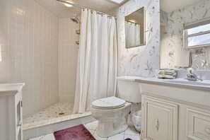 Shower, towels - Dog-friendly home 2 blocks from the beach with kayaks, SUP, bikes & patio (Venice)