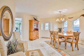 Dining - Dog-friendly home 2 blocks from the beach with kayaks, SUP, bikes & patio (Venice)